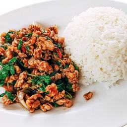 ข้าวกะเพราเนื้อสับ / ชิ้น - Rice Topped with Stir-Fried Basil and Minced Beef or Sliced Beef