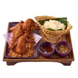 ไก่ทอดหาดใหญ่โรยกระเทียมเสิร์ฟพร้อมข้าวเหนียว