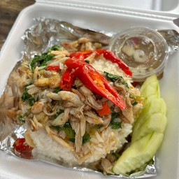 กระเพราปูราดข้าว
