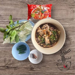 ก๋วยเตี๋ยวหมู (มาม่าห่อสีแดงรสต้มยำ)