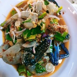 ยำปูม้ากุ้งสด