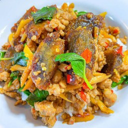 ข้าวกะเพราหมูสับไข่เยี่ยวม้าใส่หน่อไม้
