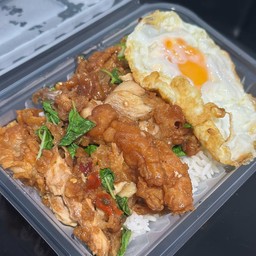 กะเพราไก่กรอบ ฟรีไข่ดาว