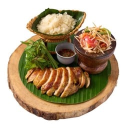ไก่ย่างเสิร์ฟพร้อมส้มตำและข้าวเหนียว