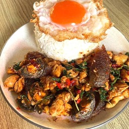 ข้าวกะเพราหมูชิ้นไข่เยี่ยวม้ากรอบ