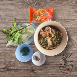 ก๋วยเตี๋ยวหมู (มาม่าห่อสีส้มรสต้มยำน้ำข้น)