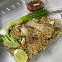 ข้าวผัดหมูกรอบ
