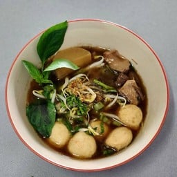 ก๋วยเตี๋ยวพลอยอร่อยชัว หมูตุ๋นไก่ตุ๋น-ศรีไทยคอนโด