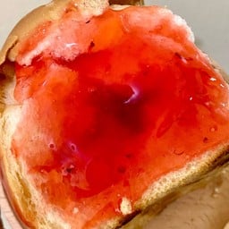 ปังไส้ทะลัก แยมซอลวี่ส์ (สตอเบอร์รี่)