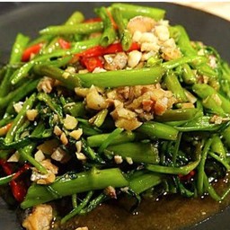 ข้าวราดผักบุ้งปลาเค็ม