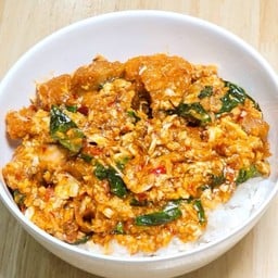 หมูกรอบผัดเสเพลราดข้าว