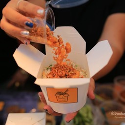 เส้นหมี่ไก่ฉีก +กากหมูแซ่บ