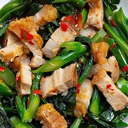 ผัดคะน้าหมูกรอบ *กับข้าว - Stir-Fried Chinese Kale with Crispy Pork