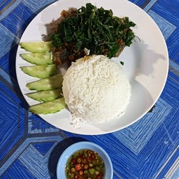 ไข่เยี่ยวม้ากระเพรากรอบ