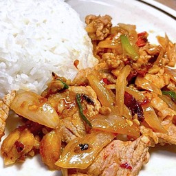 ข้าวไก่ผัดพริกเผา - Rice Topped with Chili Paste and Chicken