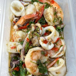 กระเพราทะเลรวม (กับข้าว)