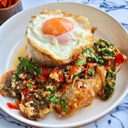 ข้าวกะเพราหมูกรอบไข่เยี่ยวม้ากรอบ