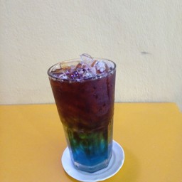 กาแฟผสม บูลเบอร์รี่ไซรับ  มีส่วนผสมของ โซดา