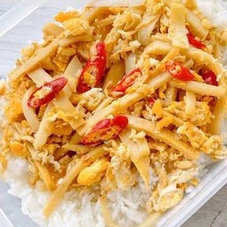 ผัดหน่อไม้ ราดข้าว