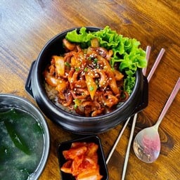 ข้าวหน้าปลาหมึกผัดซอสโคชูจัง