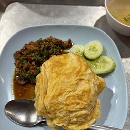 ผัดกระเพราเนื้อไข่เจียว