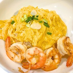 ข้าวไข่ข้นกุ้ง - Rice Topped  with Creamy Omelette and Crispy Pork