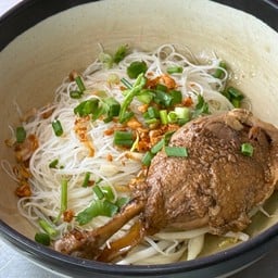 ก๋วยเตี๋ยวน่องเป็ดตุ๋นแห้ง