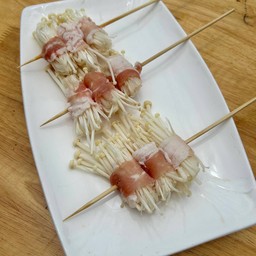 หมูสามชั้นพันเห็ดเข็มทอง