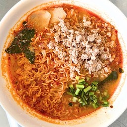 มาม่าต้มยำหมูสับ - Spicy Tom Yum  Instant Noodles with Minced Pork