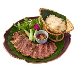 สเต๊กเนื้อเซอร์ลอยน์ย่างเสิร์ฟพร้อมข้าวเหนียว