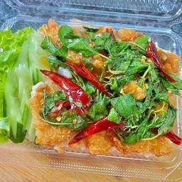 ข้าวไก่กรอบราดซอสกะเพรา