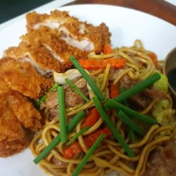 ผัดยากิโซยะใส่หมูทอด