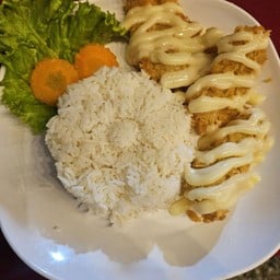 ข้าวปลาดอลลี่ทอดกรอบราดซอส