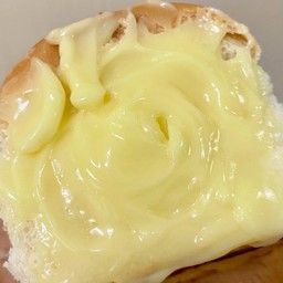 ปังไส้ทะลัก ไส้วันนี้ลา (วานิลลา)