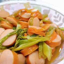 ข้าวหอมผัดผักบุ้งไส้กรอกรมควัน