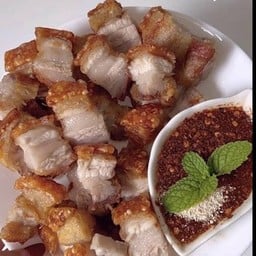 หมูกรอบ น้ำจิ้มแจ่ว