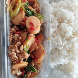 ข้าว กะเพราหมูสับ+ไส้กรอก