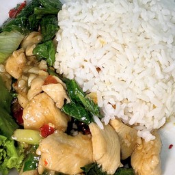 ข้าวคะน้าไก่ - Rice Topped with Stir-Fried Chinese Kale and Chicken