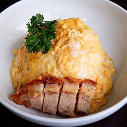 ข้าวไข่ข้นหมูกรอบ - Rice Topped with Creamy Omelette and Crispy Pork