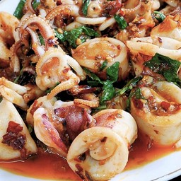 กะเพราหมึก *กับข้าว (Stir-Fried Squid with Basil)