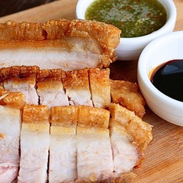 หมูกรอบ+น้ำจิ้มซีฟู้ด - Crispy Pork with Spicy Seafood Dipping Sauce