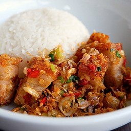 ข้าวหมูกรอบคั่วพริกเกลือ - Rice Topped  with Chili and Salt and Crispy Pork