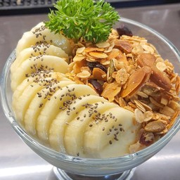 Banana Granola Greek Yoghurt บานาน่ากราโนล่ากรีกโเกิร์ต