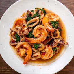 กะเพราทะเลรวม *กับข้าว (Stir-Fried Basil with Mixed Seafood)