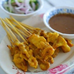 บิ๊กหมูสะเต๊ะ หน้าร้านปฐมโภชนา 1 (ต้นสน)
