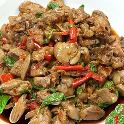 ข้าวกะเพราเครื่องในไก่พริกสด