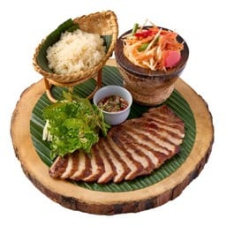 คอหมูย่างเสิร์ฟพร้อมส้มตำและข้าวเหนียว