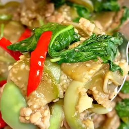 ผัดมะเขือเปราะโหระพา ราดข้าว