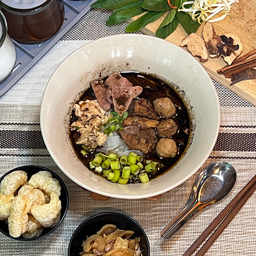 ก๋วยเตี๋ยวเนื้อต้มยำ (ชามใหญ่)