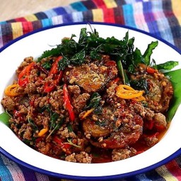 กะเพราเนื้อสับโคขุนเกรดA ไข่เยี่ยวม้า (กับข้าว)
